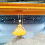 Double girder overhead crane with electrohydraulic grab_Strele industrial